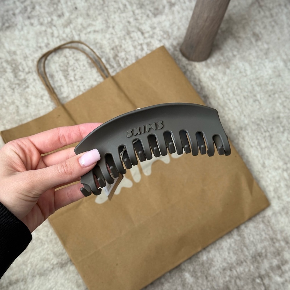 SKIMS Charcoal Hair Claw Clip